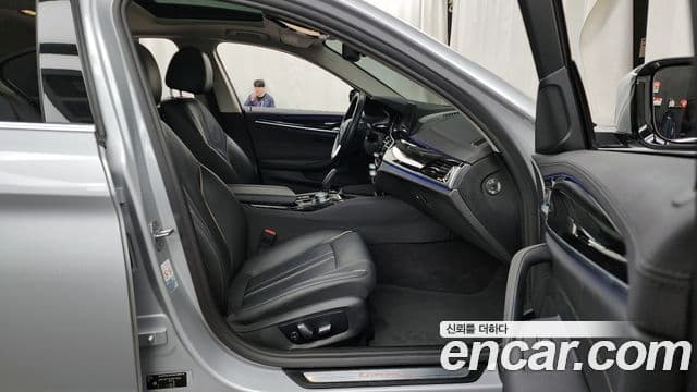 BMW 5 Series 2018 — Şəkil 11/20