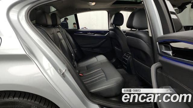 BMW 5 Series 2018 — Şəkil 12/20