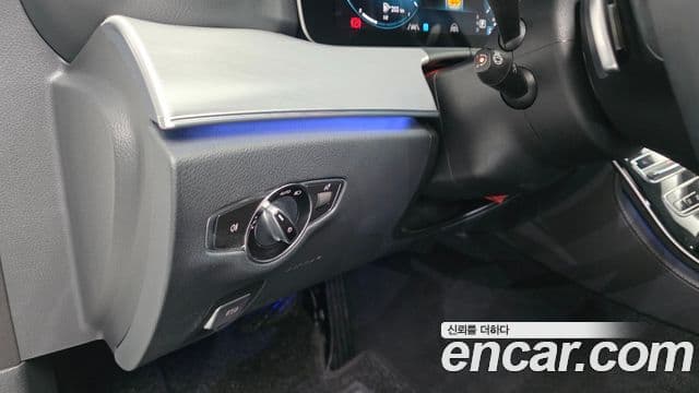Mercedes-Benz E-Class 2021 — ფოტო 17/20