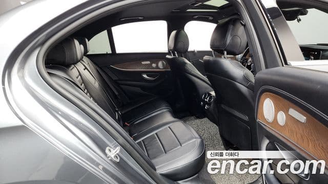 Mercedes-Benz E-Class 2021 — ფოტო 12/20