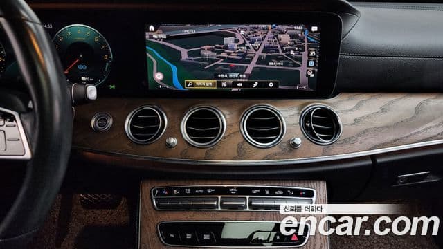Mercedes-Benz E-Class 2021 — ფოტო 14/20