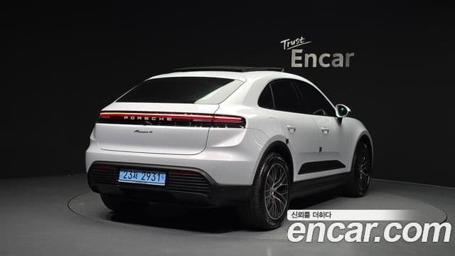 Porsche Macan EV 2025 — Photo 1/20