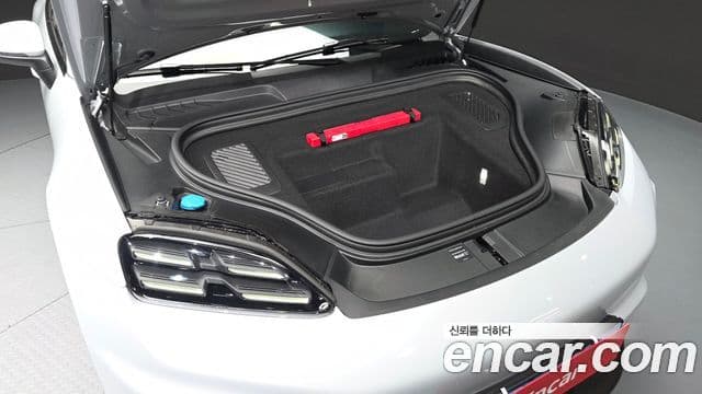 Porsche Macan EV 2025 — Photo 18/20