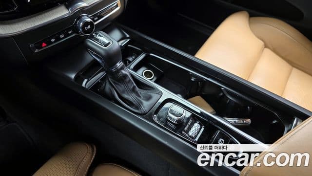 Volvo XC60 2020 — Фото 9/20