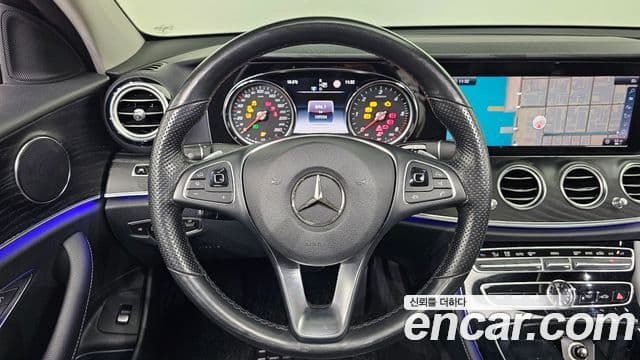 Mercedes-Benz E-Class 2018 — ფოტო 13/20