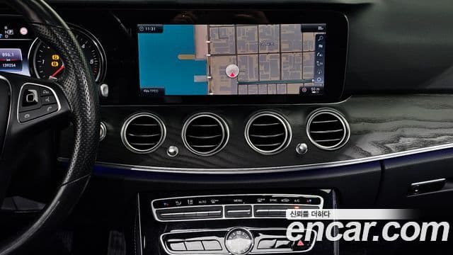 Mercedes-Benz E-Class 2018 — ფოტო 14/20