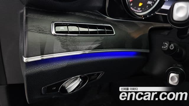 Mercedes-Benz E-Class 2018 — ფოტო 16/20