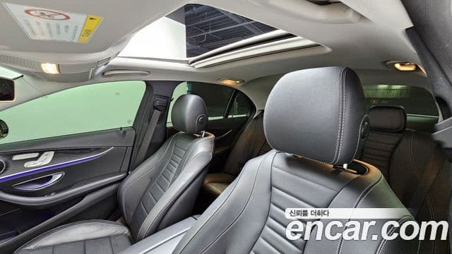 Mercedes-Benz E-Class 2018 — ფოტო 18/20