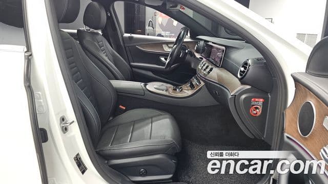 Mercedes-Benz E-Class 2020 — ფოტო 11/20