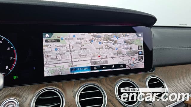Mercedes-Benz E-Class 2020 — ფოტო 14/20