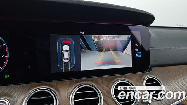 Mercedes-Benz E-Class 2020 — ფოტო 15/20