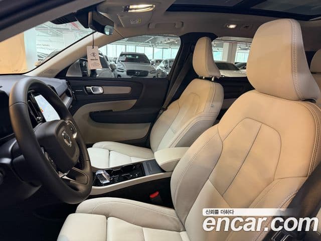 Volvo XC40 2025 — Şəkil 8/17