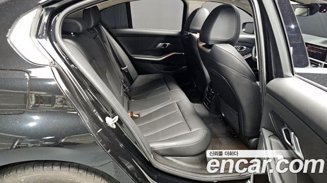 BMW 3 Series 2022 — фото 12 из 20