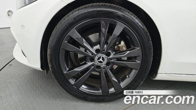 Mercedes-Benz C-Class 2018 — Photo 6/20