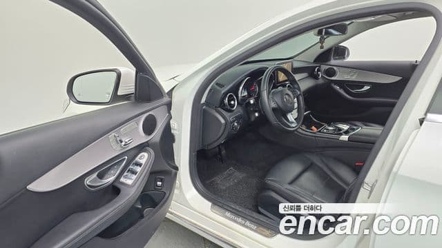 Mercedes-Benz C-Class 2018 — Photo 1/20