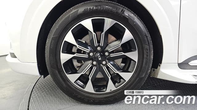 Kia Carnival 2021 — ფოტო 5/20