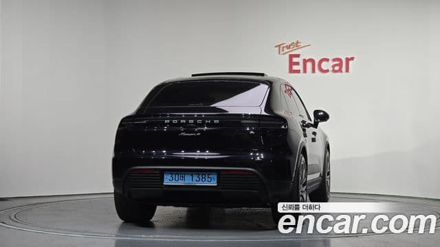 Porsche Macan EV 2025 — Photo 1/20