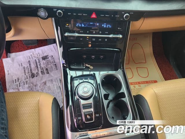 Kia Carnival 2022 — ფოტო 17/20