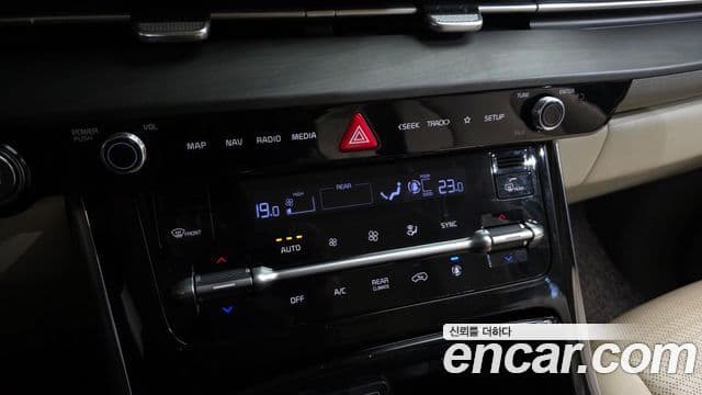 Kia Carnival 2021 — ფოტო 17/20