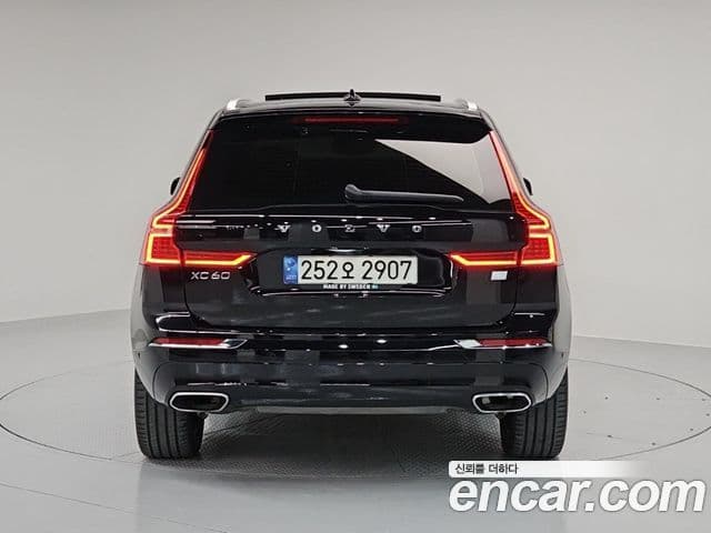 Volvo XC60 2021 — ფოტო 3/20