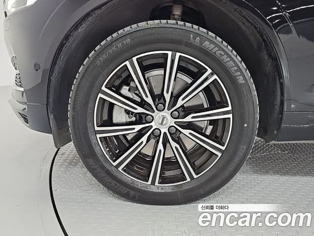 Volvo XC60 2021 — ფოტო 4/20