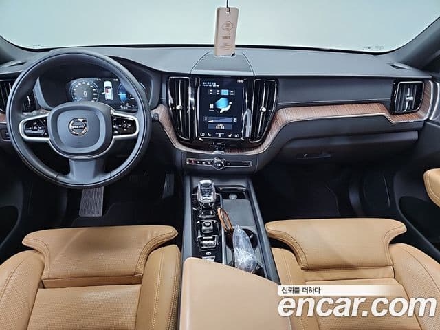 Volvo XC60 2021 — ფოტო 6/20