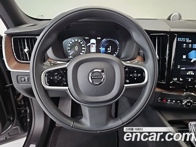 Volvo XC60 2021 — ფოტო 12/20