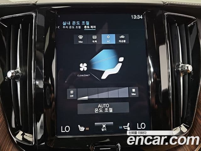 Volvo XC60 2021 — ფოტო 14/20