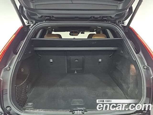 Volvo XC60 2021 — ფოტო 19/20