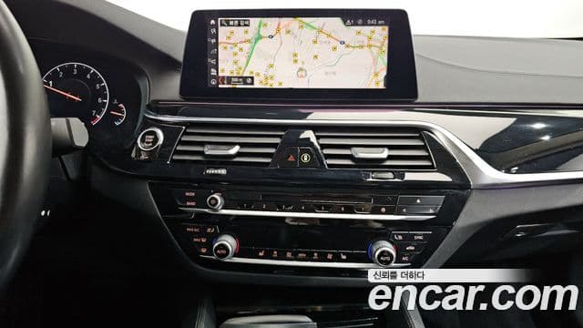 BMW 5 Series 2019 — Şəkil 8/20
