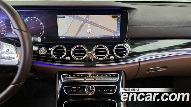 Mercedes-Benz E-Class 2018 — ფოტო 14/20