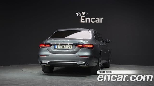 Mercedes-Benz E-Class 2021 — Photo 5/20