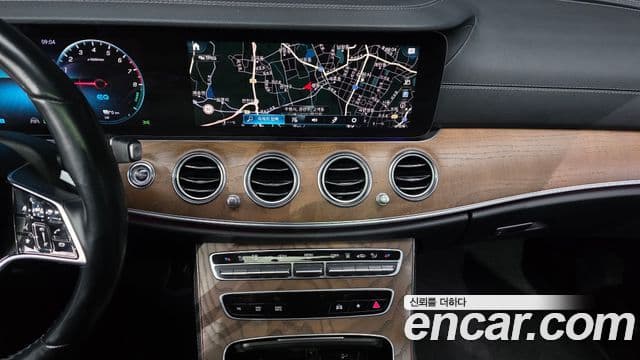 Mercedes-Benz E-Class 2021 — Photo 3/20