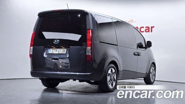 Hyundai Staria 2021 — ფოტო 2/20