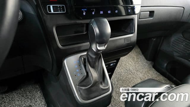 Hyundai Staria 2021 — ფოტო 9/20