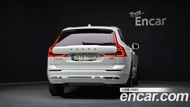 Volvo XC60 2022 — ფოტო 4/20