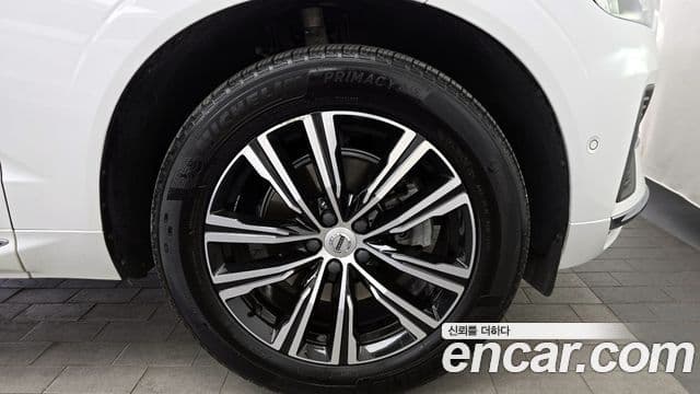 Volvo XC60 2022 — ფოტო 5/20
