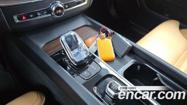 Volvo XC60 2022 — ფოტო 9/20