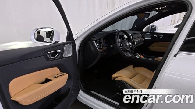 Volvo XC60 2022 — ფოტო 10/20