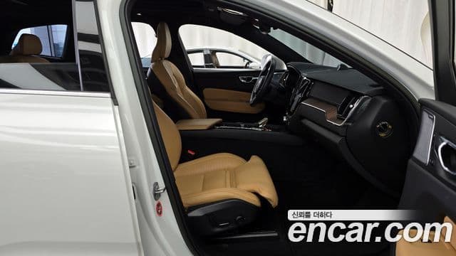 Volvo XC60 2022 — ფოტო 11/20