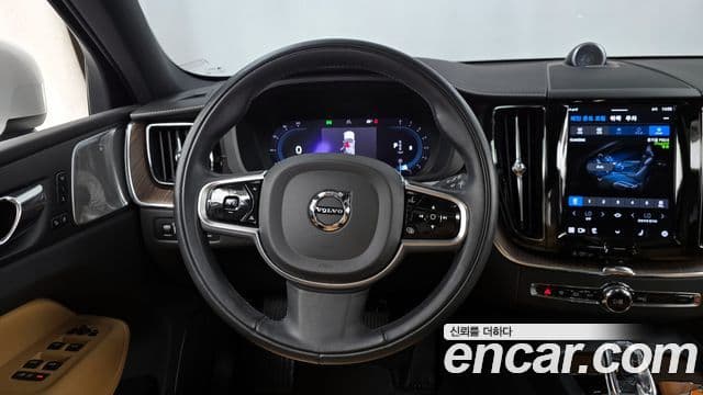 Volvo XC60 2022 — ფოტო 13/20