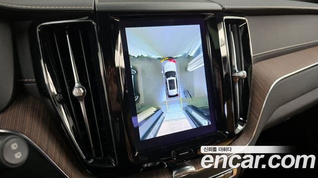Volvo XC60 2022 — ფოტო 15/20