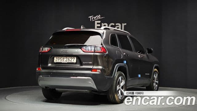 Jeep Cherokee 2021 — ფოტო 7/20