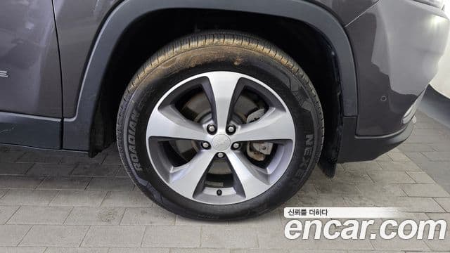Jeep Cherokee 2021 — ფოტო 1/20