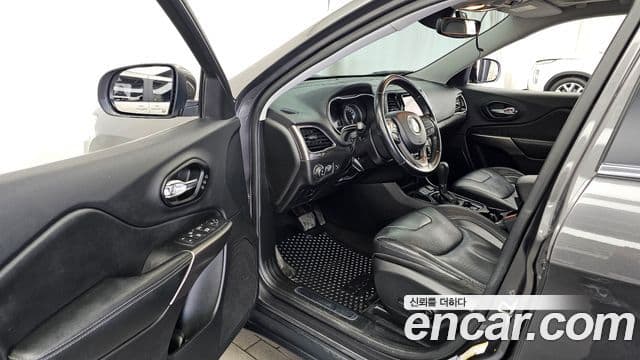 Jeep Cherokee 2021 — ფოტო 18/20