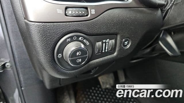 Jeep Cherokee 2021 — ფოტო 19/20