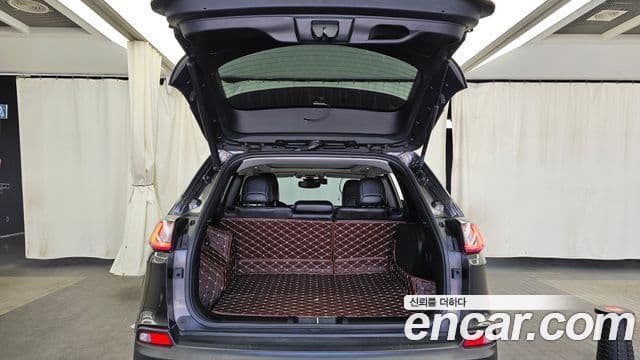 Jeep Cherokee 2021 — ფოტო 15/20