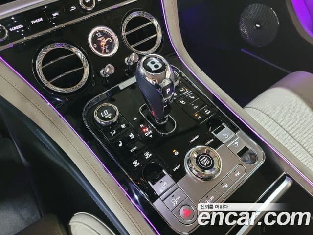 Bentley Continental GT 2021 — ფოტო 15/20