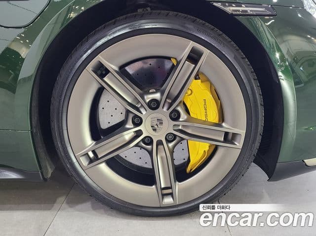 Porsche Taycan 2024 — ფოტო 10/20