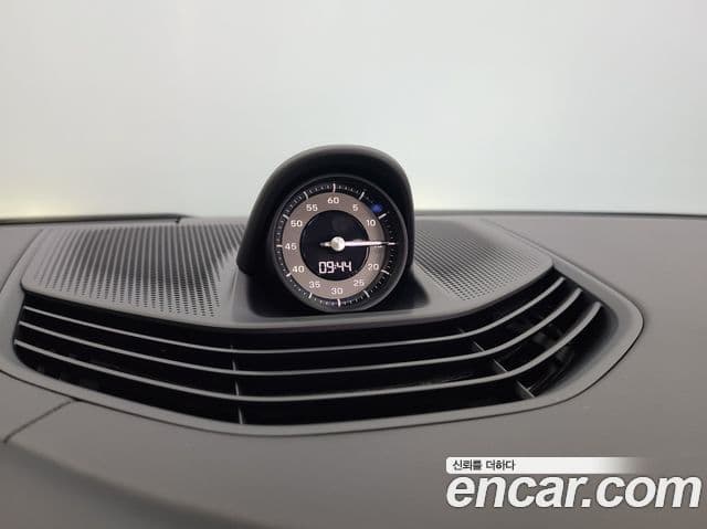 Porsche Taycan 2024 — ფოტო 8/20